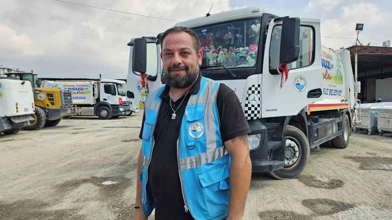 Depremde kız kardeşini ve babasını kaybeden belediye personeli, afetzede çocuklara çöp kamyonuyla mutluluk dağıtıyor