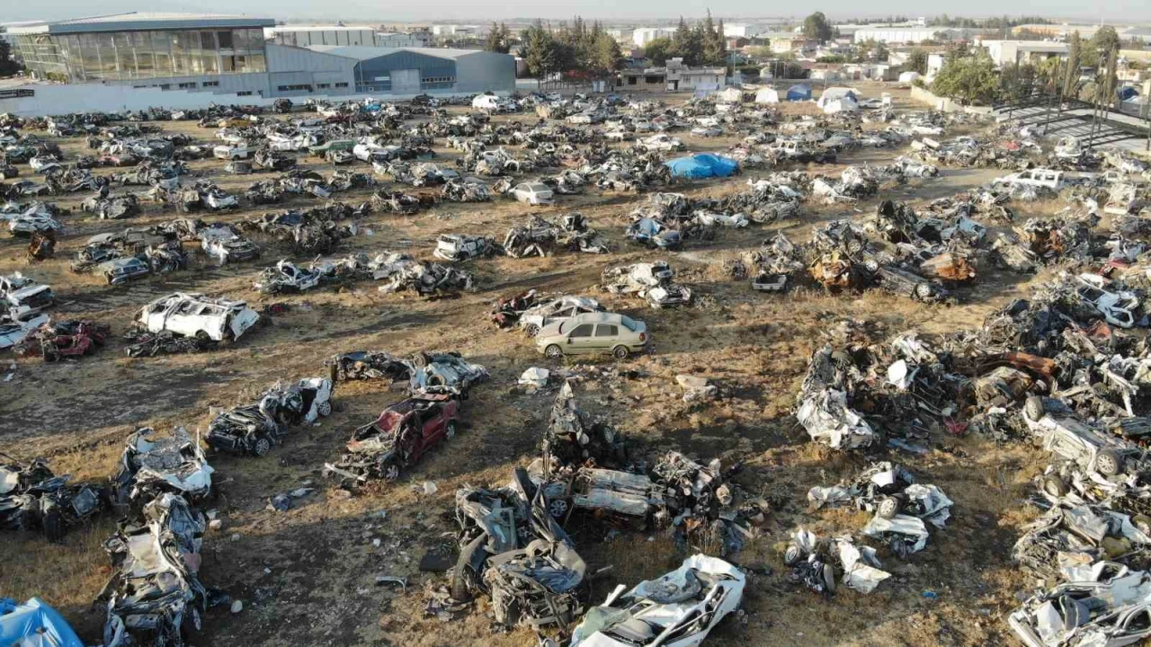 Depremin acı yüzünü yansıtan araç mezarlığından geriye sadece bir minibüs kaldı