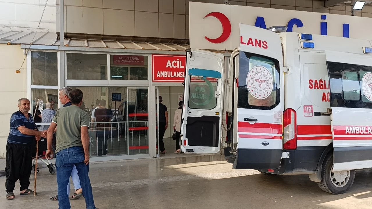 Devrilen traktörün altında kalan muhtar ağır yaralandı