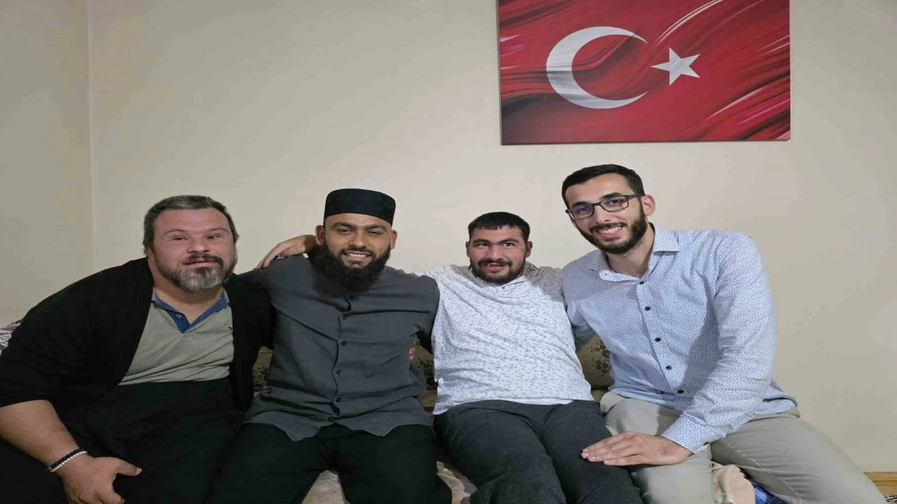 Down sendromlu Savaşın ezan sevgisi fenomen Celal Karatureyi Fekeye getirdi