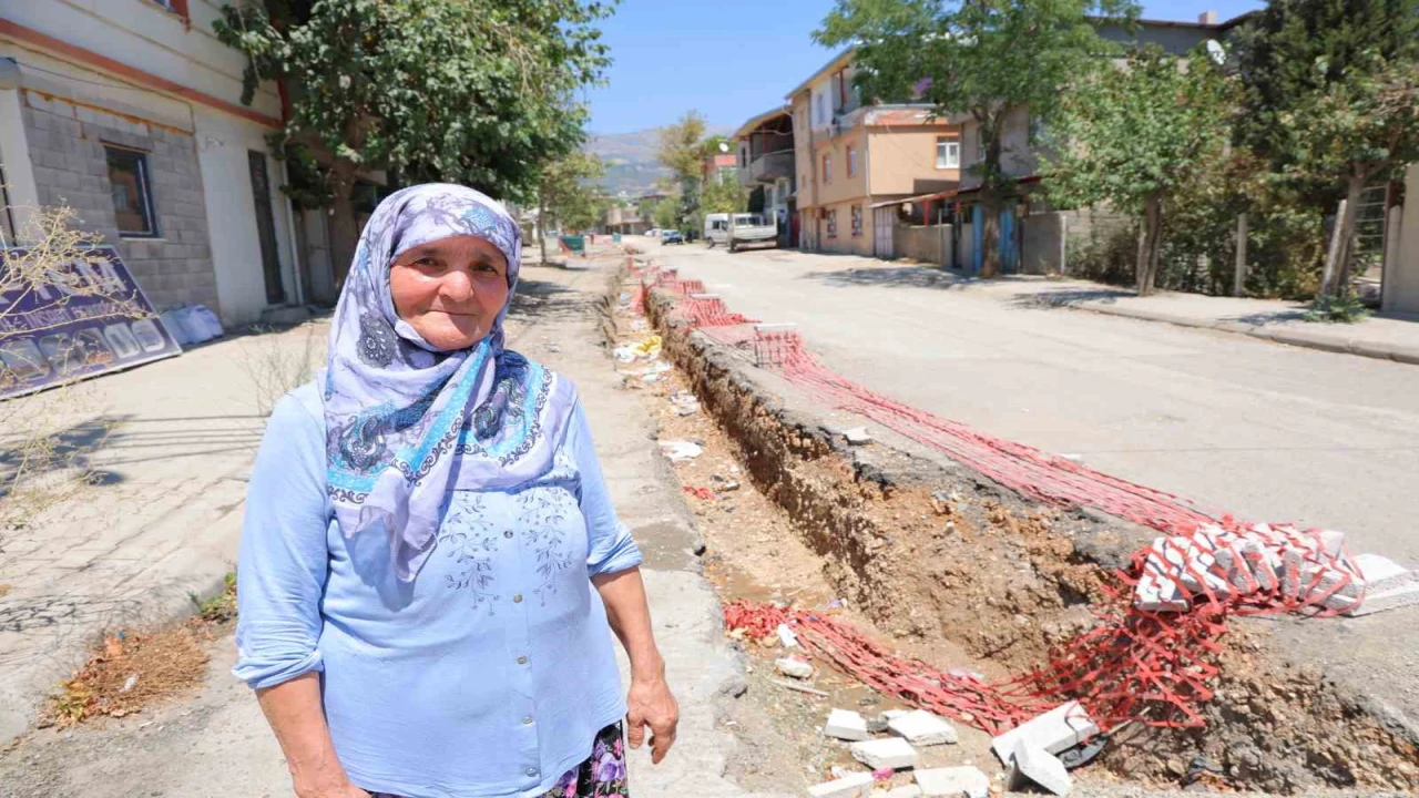 Dulkadiroğlunda vatandaşlardan yol tepkisi: Biz depremde bu kadar zarar görmemiştik