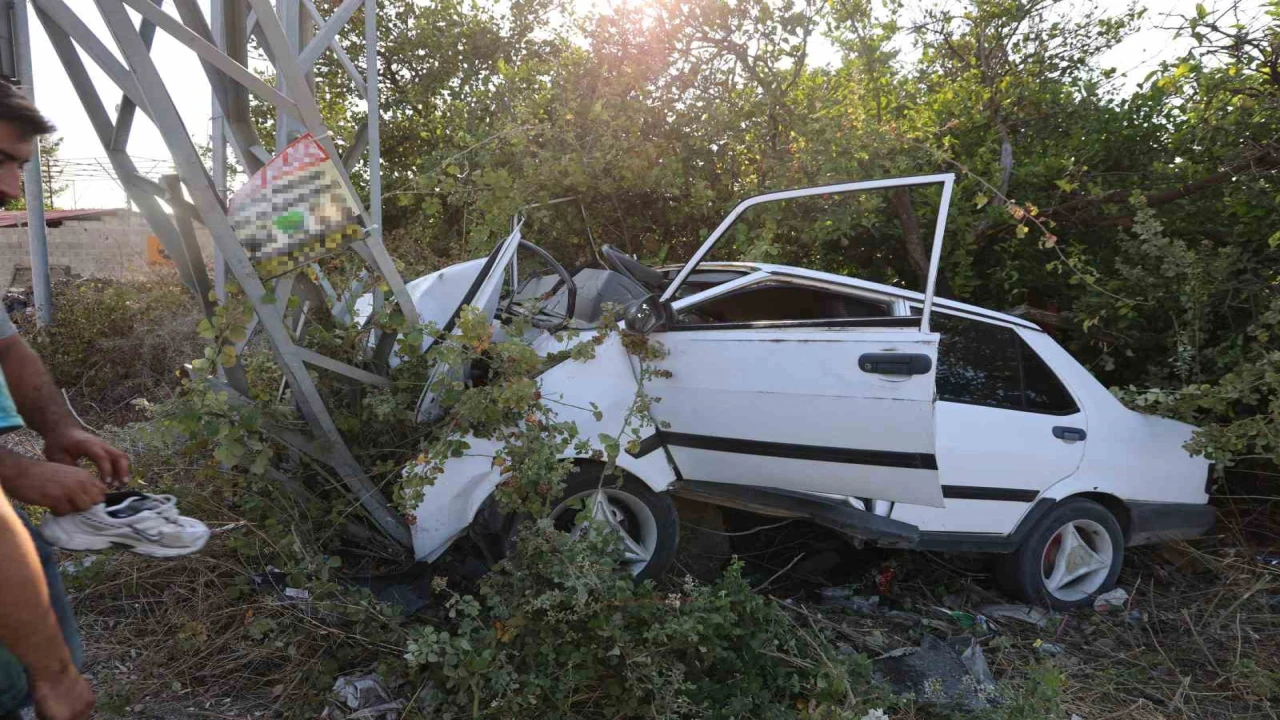 Elektrik direğine çarpan Tofaş hurdaya döndü, sürücü ağır yaralandı