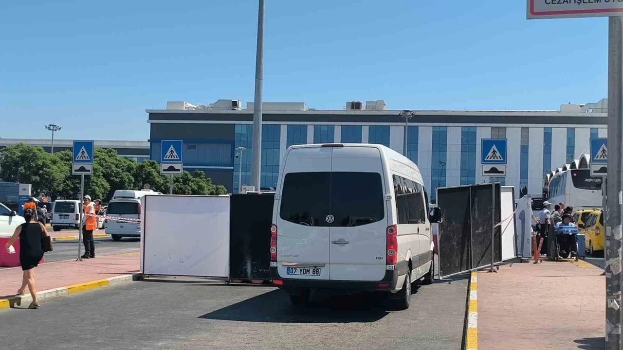 Emekli polis kız arkadaşını tabancayla vurarak öldürdü
