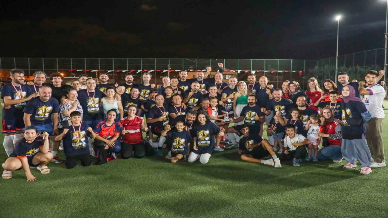Erhan Aksay turnuvasında kupa sahibini buldu