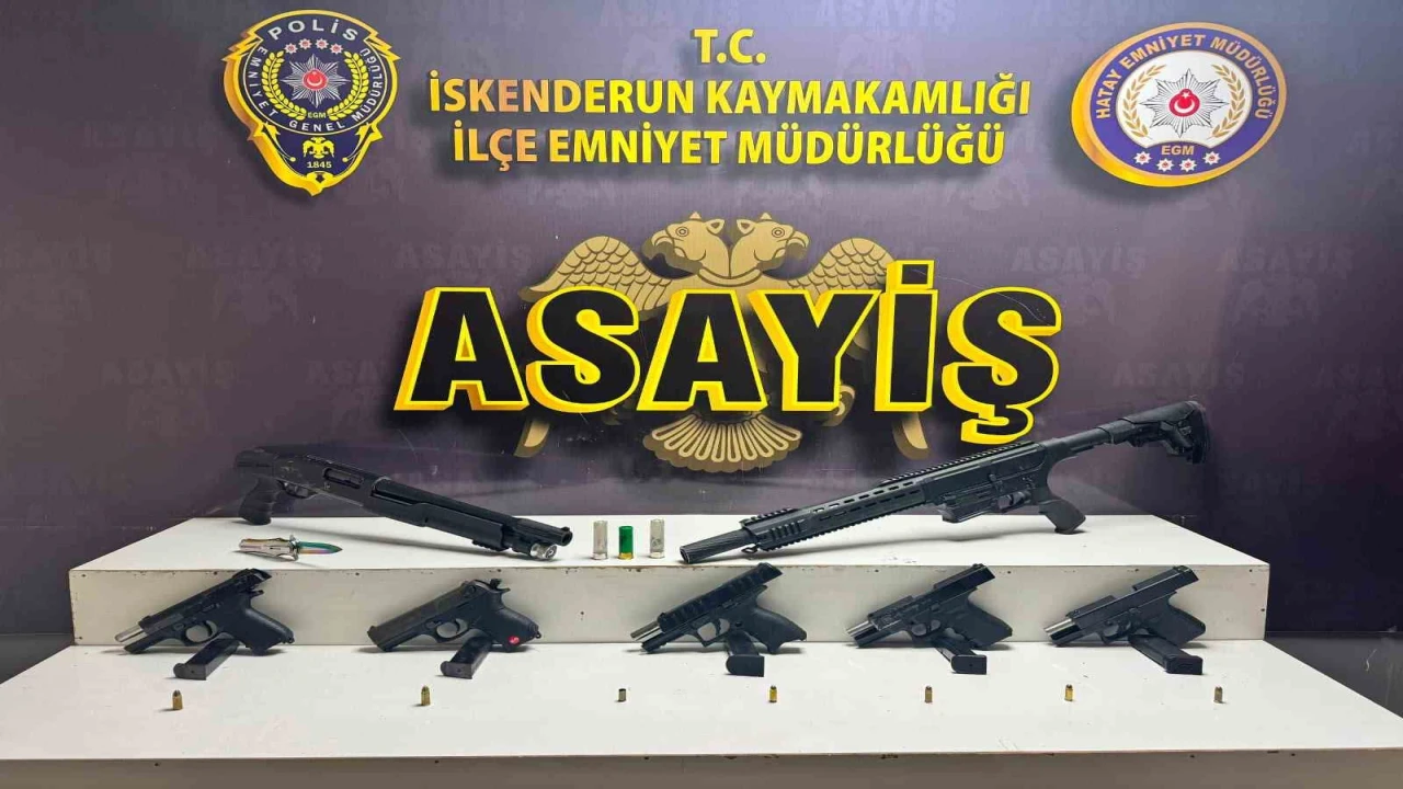 Ev ve araç kurşunlayan şahısların evlerinde yatakların arasından silah çıktı