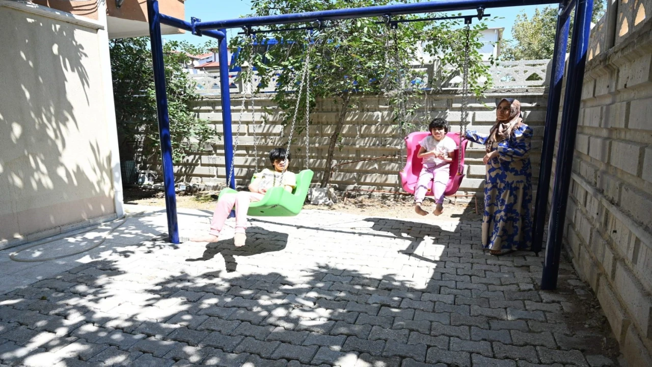 Evlerinin önü parka dönüştürüldü: 3 engelli kardeşin evinin bahçesine salıncak kuruldu