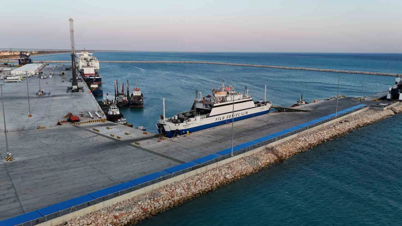 Filo Denizcilike ait ‘Beşparmak feribotu Taşucu Limanında bekliyor