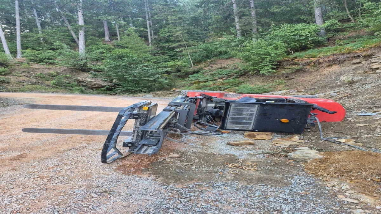 Gazipaşada devrilen forkliftin altında kalan sürücü yaralandı
