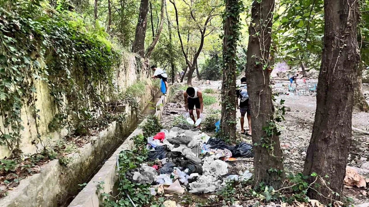 Gördükleri manzaraya duyarsız kalmayıp, eldiven ve maskeyle temizlik yaptılar