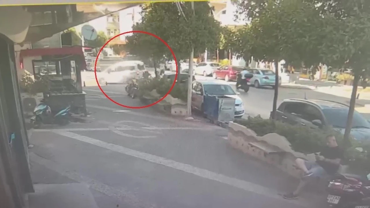 Hafif ticari araçla motosikletin çarpışma anı kamerada: 1 yaralı