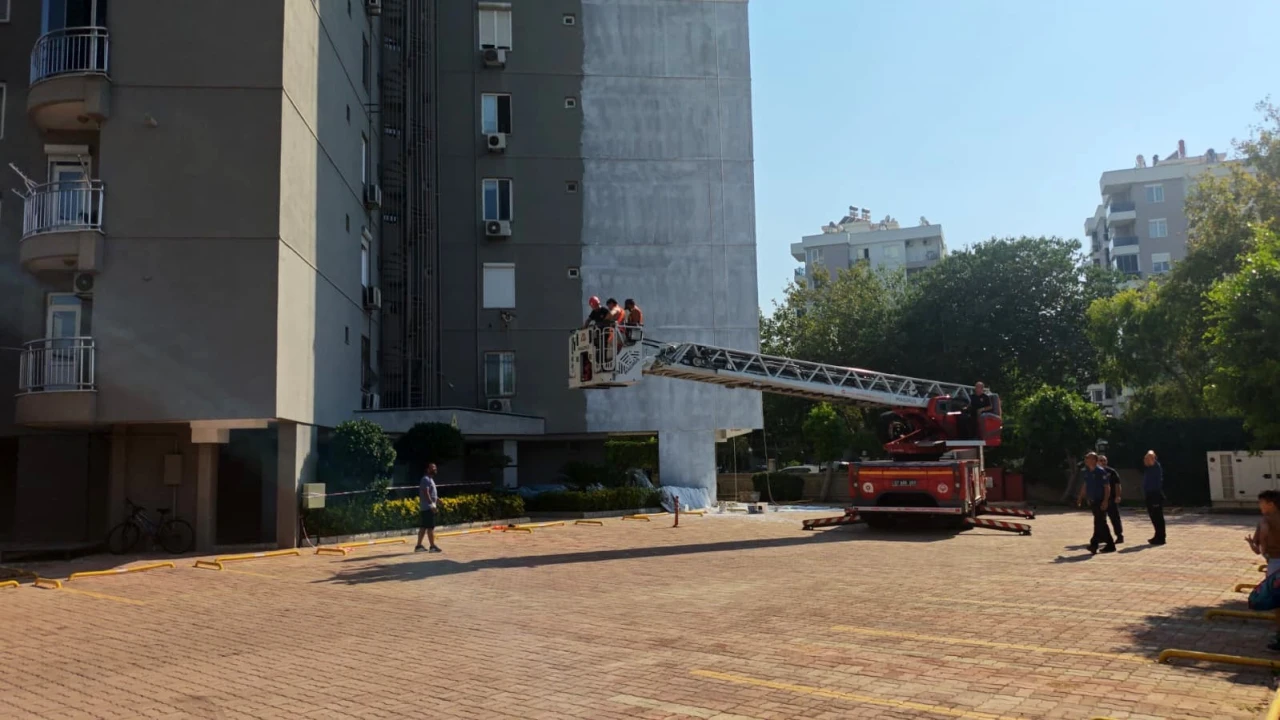 Halatı kopan iskelede mahsur kalan 2 işçiyi itfaiye kurtardı