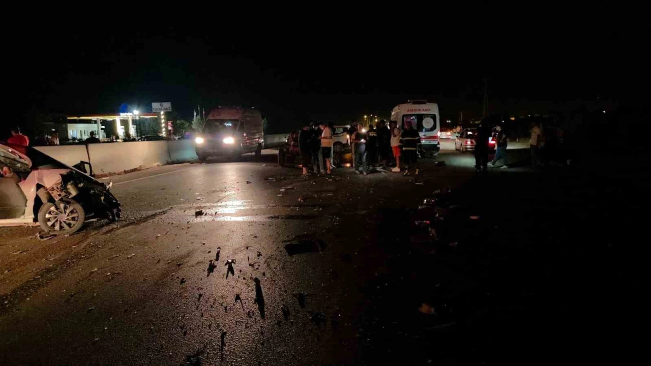 Hatayda traktör ile otomobil çarpıştı: 3 yaralı
