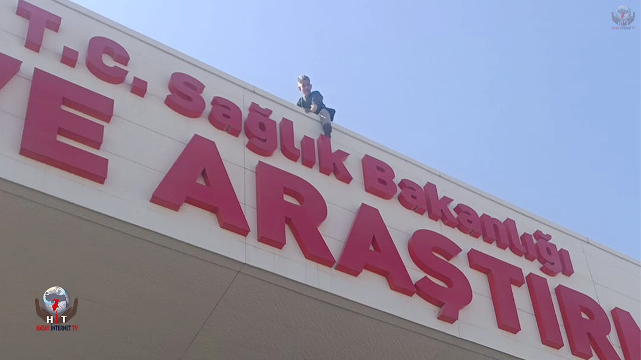 HATAY’DA VATANDAŞ HASTANENİN ÇATISINA ÇIKTI