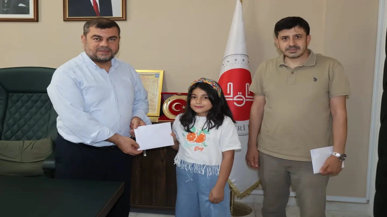 Hatayda Yaz Kuran Kursu Hikâyem yarışmasında dereceye giren öğrenciler ödüllendirildi