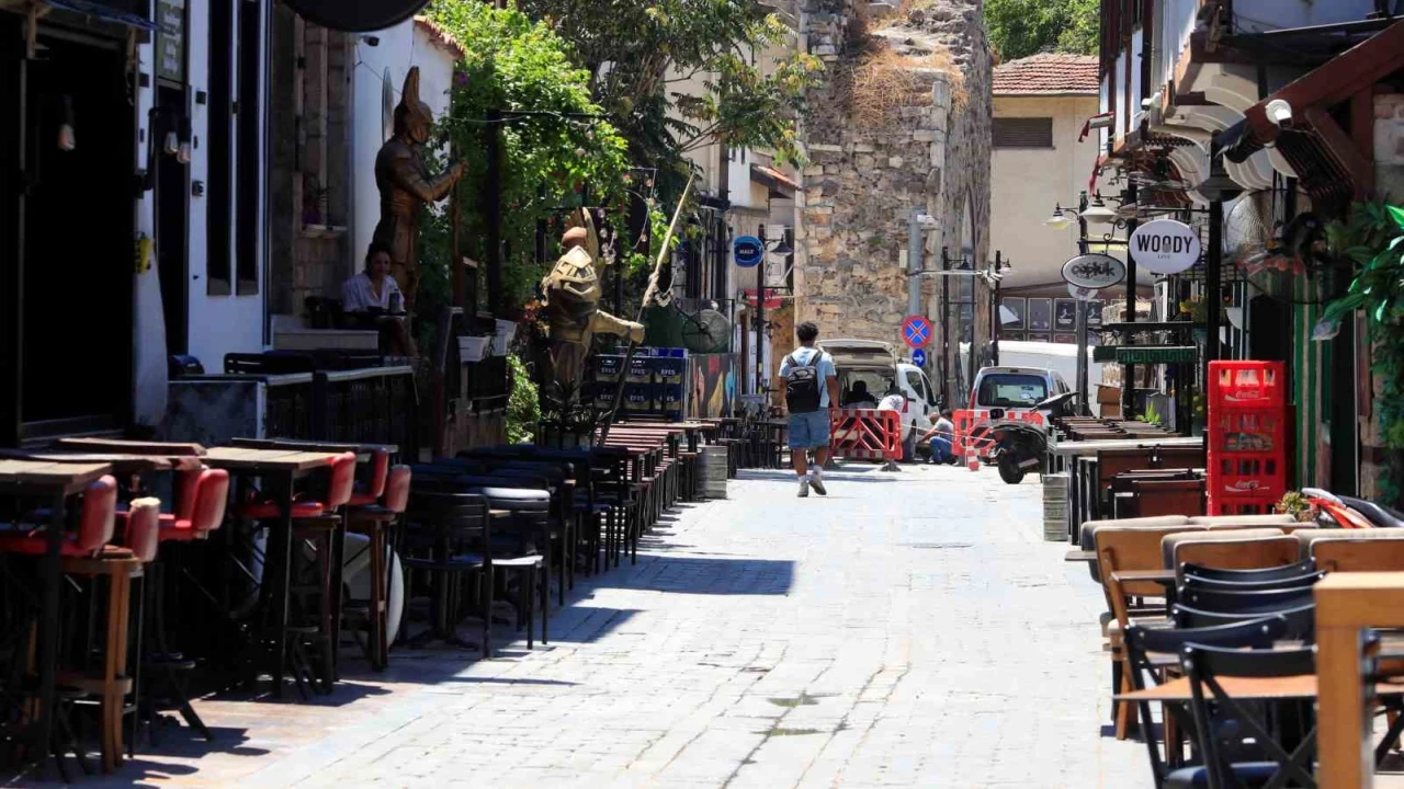 Hava kararınca nüfusunun 100 katını ağırlıyor