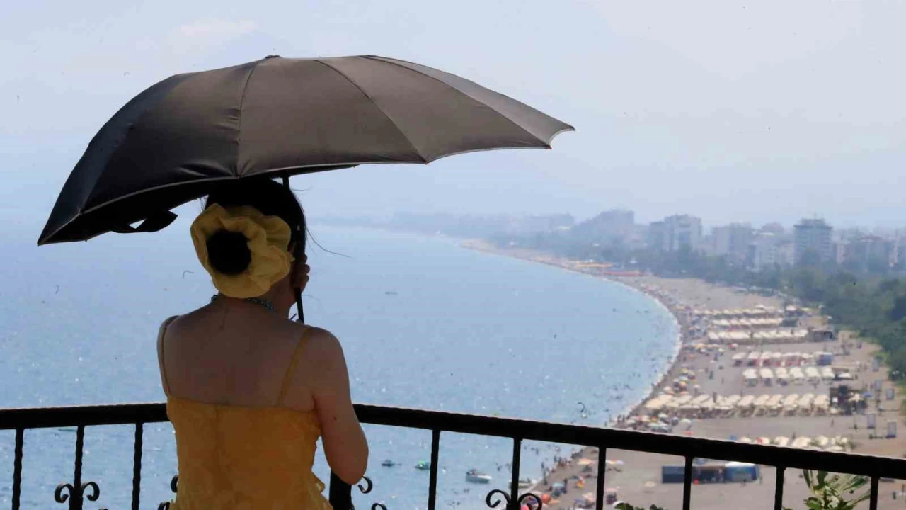 Hava sıcaklığının 34 derece ölçüldüğü Antalyada deniz suyu sıcaklığı 30 dereceyi gördü