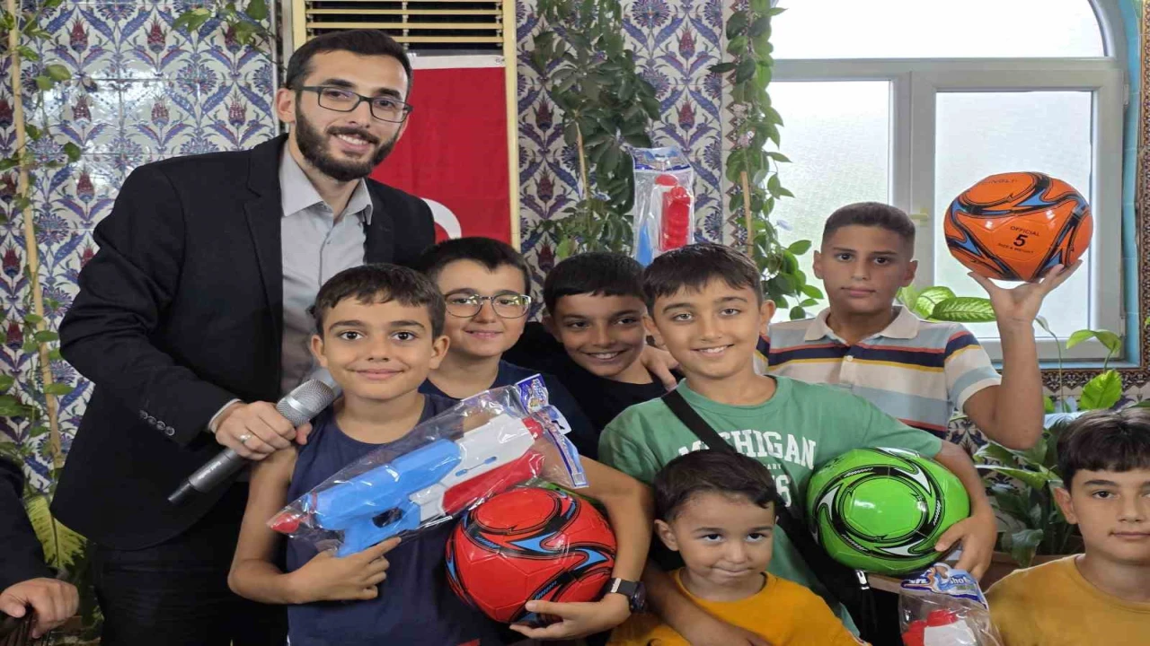 Hediyelerle çocukları camiye ve Kuran kursuna teşvik ediyor