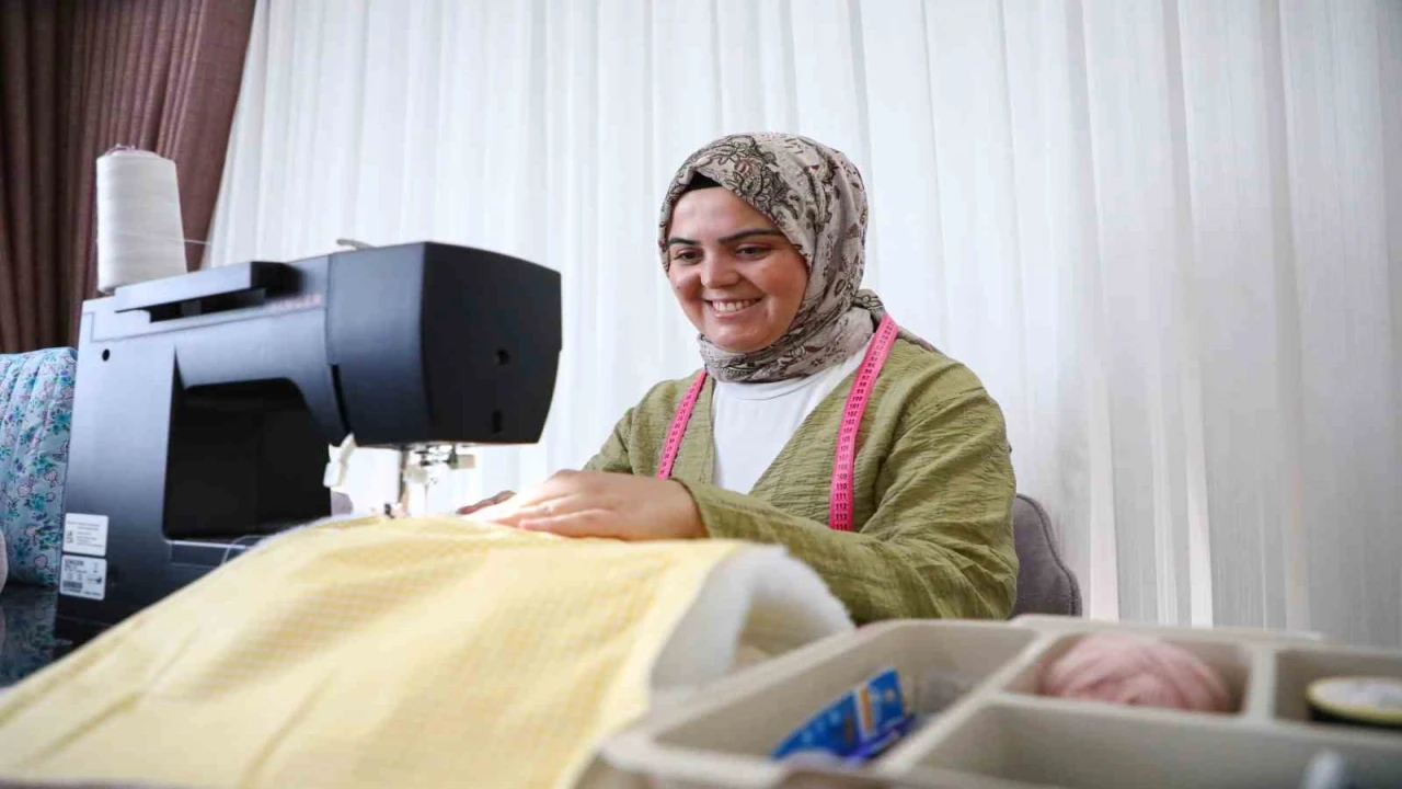 Hobi olarak dikiş kursuna başvurdu, kendi markasını kurdu