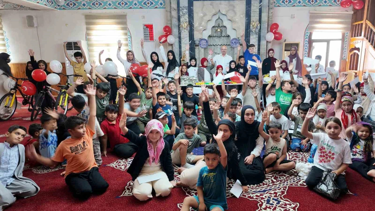 İmamın gönüllere dokunan geleneği: 26 yıldır çocukları ödüllendiriyor