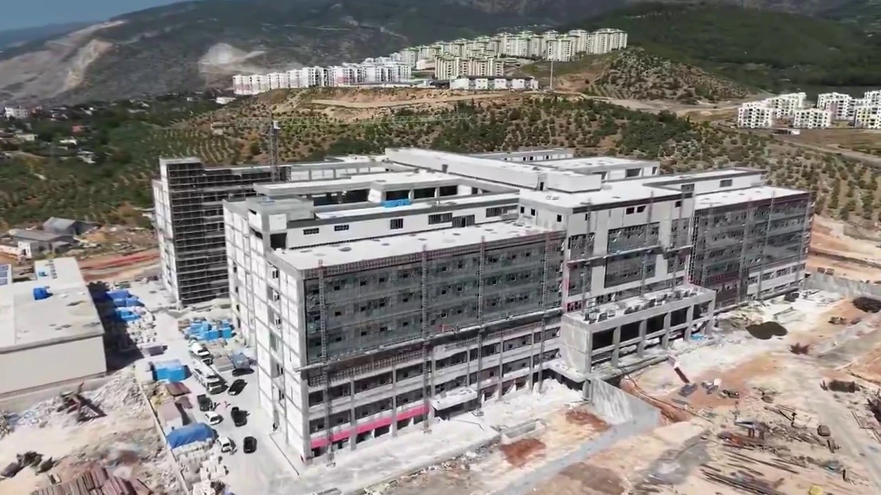 İskenderuna 600 yataklı modern devlet hastanesi yükseliyor