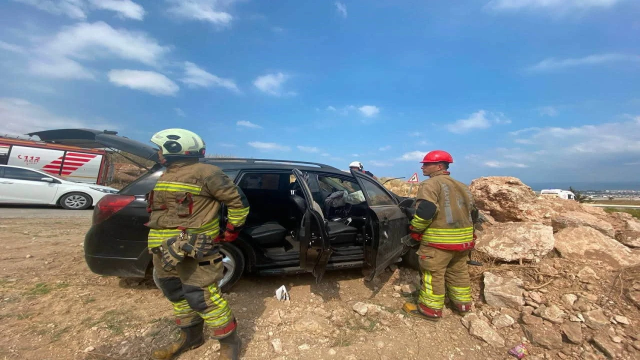 İskenderunda kayalıklara çarpan otomobilin sürücüsü yaralandı