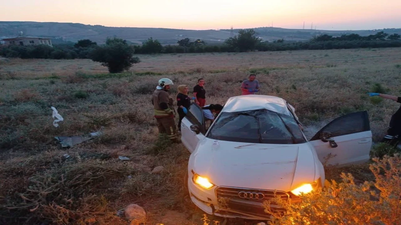 İskenderunda otomobil tarlaya uçtu