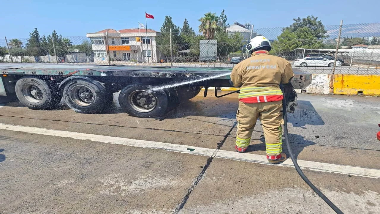 İskenderunda tırın lastiğinden alevler yükseldi