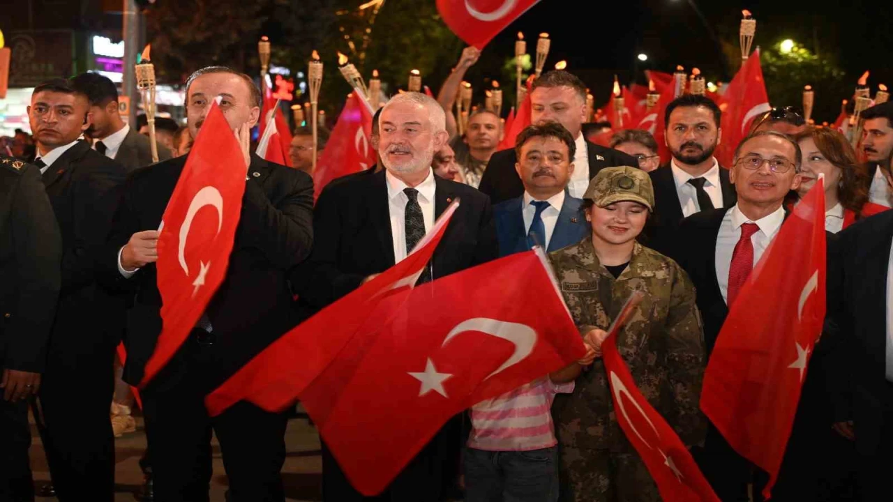 Ispartada 30 Ağustos coşkusu fener alayı ve Kubat konseriyle yaşandı