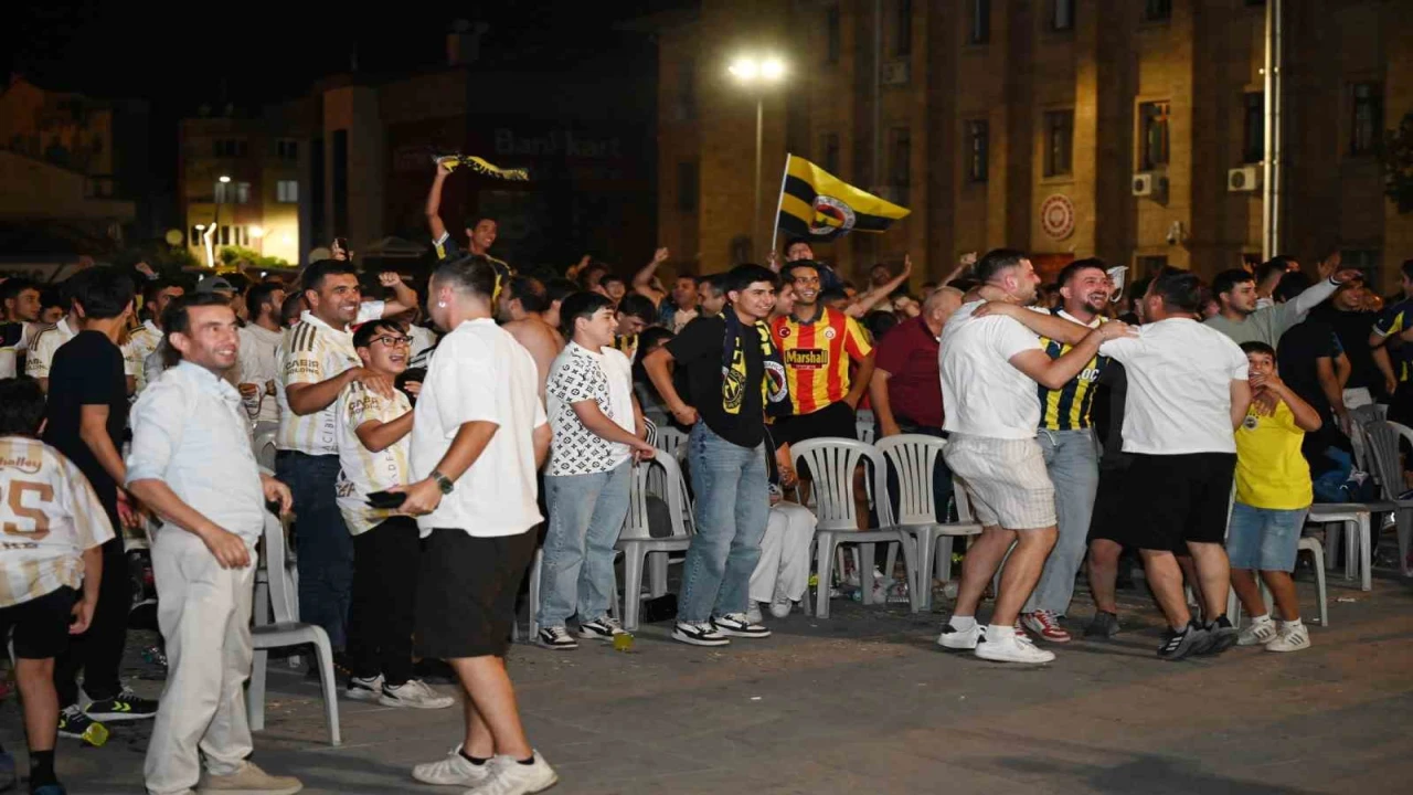 Ispartada Fenerbahçenin Şampiyonlar Ligi sevinci meydana sığmadı