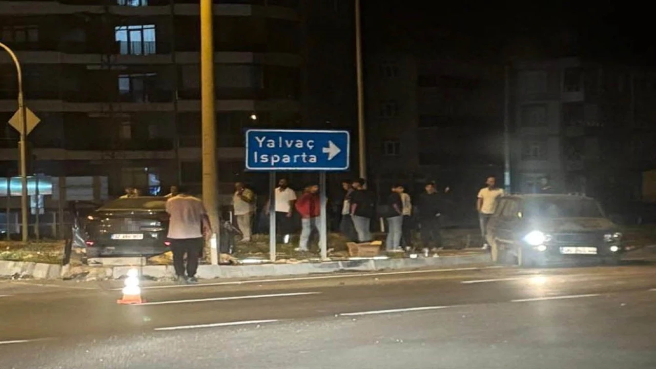 Ispartada kavşakta iki otomobil çarpıştı: 3 yaralı