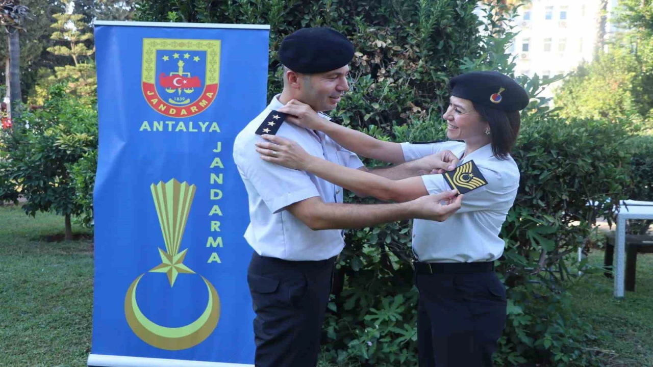 Jandarma çiftin evlilik yıldönümünde rütbe terfi gururu