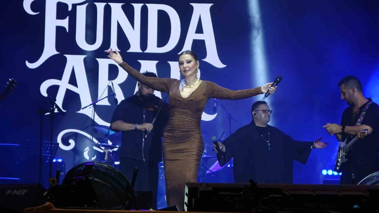 Kahramanmaraşta Ağustos Fuarında Funda Arar konseri