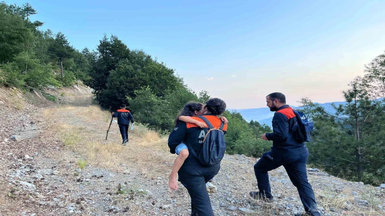 Kahramanmaraşta araçta mahsur kalan baba ve kızı kurtarıldı