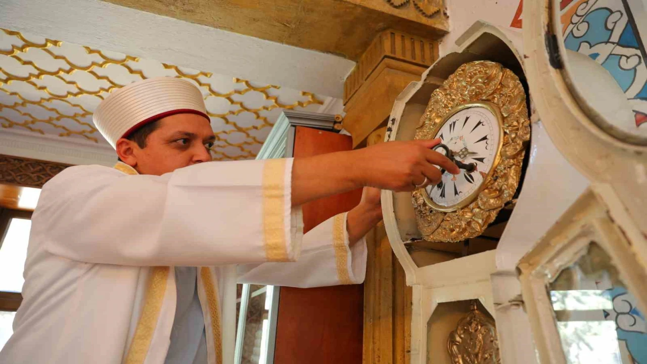 Kahramanmaraştaki Beyazıtlı Camiinin duvarındaki tarihi saat zamana tanıklık ediyor
