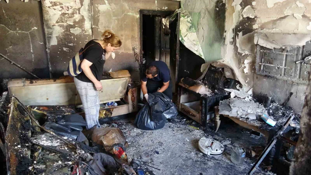 Kameraya yansıyan patlamalarla birlikte alevlere teslim olan evde anne ve oğlu yanarak yaralandı