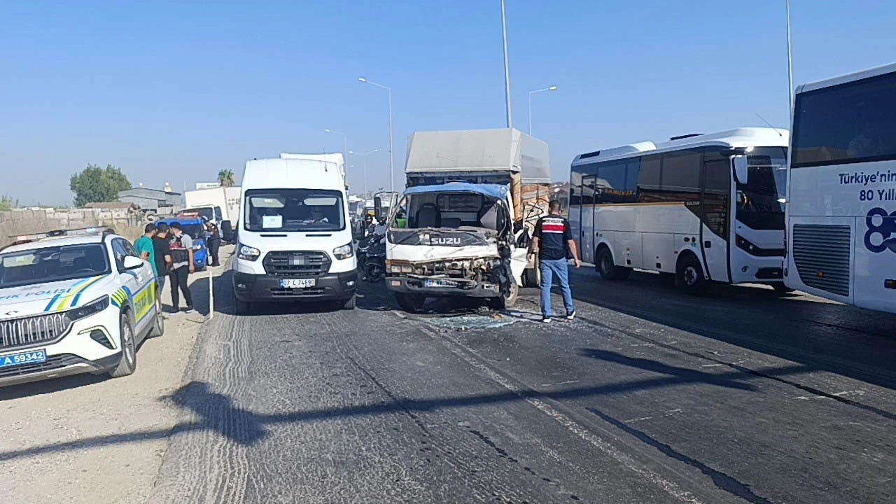 Kamyon, kamyona arkadan çarptı, 5 kilometre araç kuyruğu oluştu