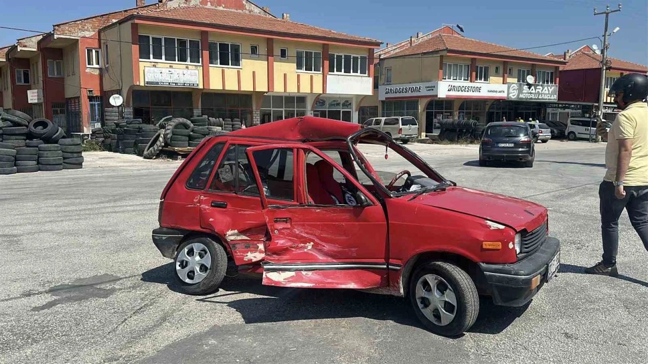 Kamyonetin çarptığı otomobil hurdaya döndü: 1 yaralı
