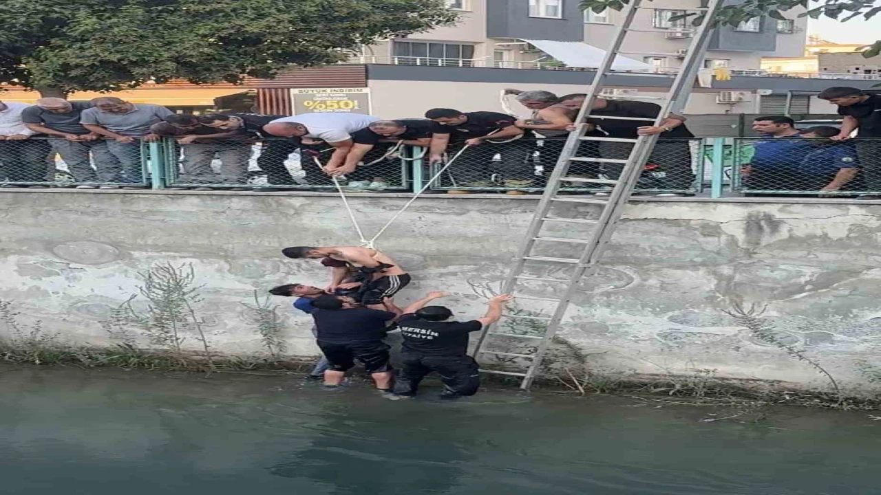 Kanala düşen genci arkadaşı yakaladı, itfaiye kurtardı