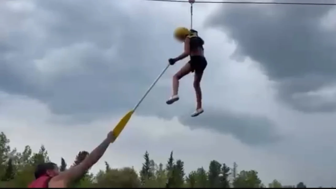 Kanyonda ziplinede asılı kalan turist çocuğu rafting rehberi kurtardı