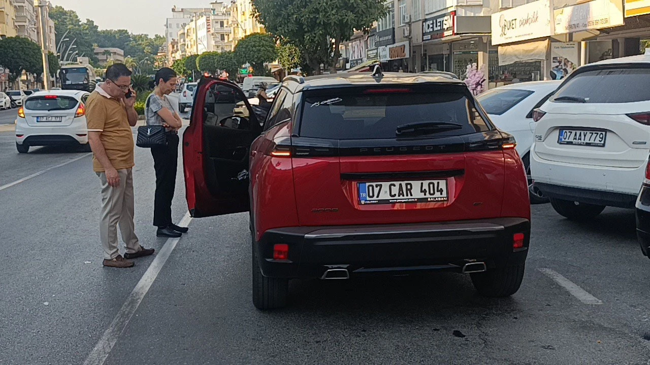 Kapısı açılan otomobile çarpan motosiklet sürücüsü yaralandı