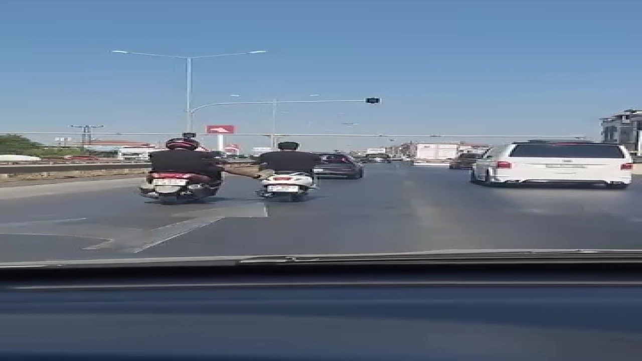Kara yolunda seyir halindeyken ayağıyla önündeki motosikleti itmeye çalıştı