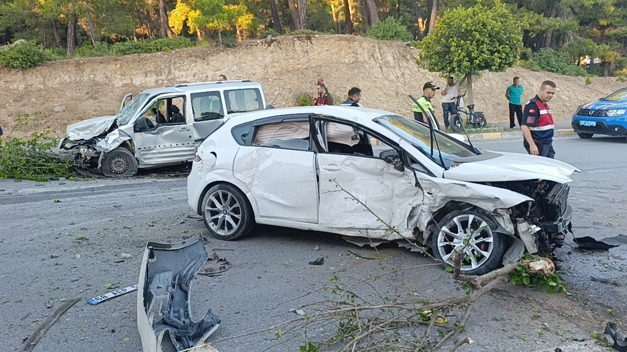 Karşı şeride geçen otomobil ortalığı savaş alanına çevirdi: 4 yaralı