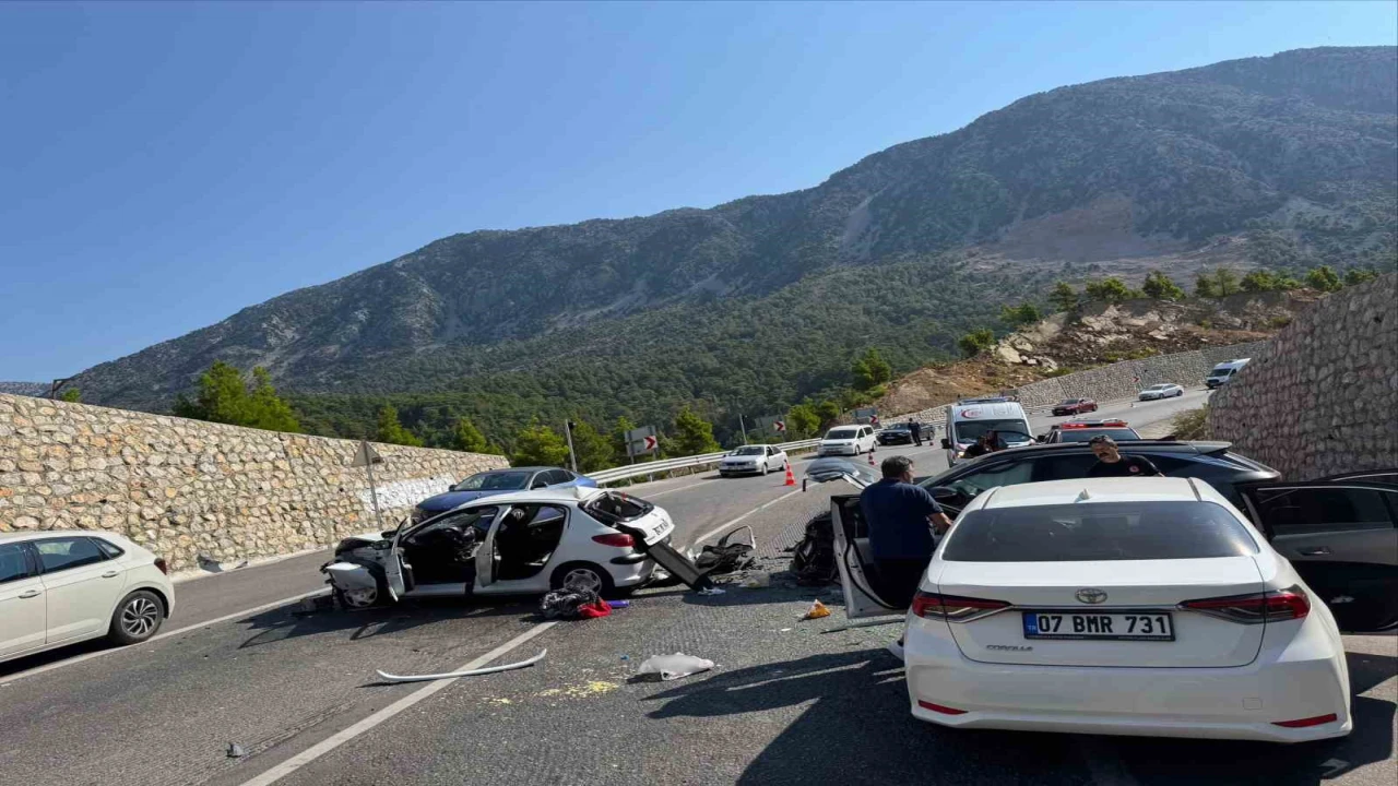 Karşı şeride geçip 3 araca çarptı: 4 yaralı