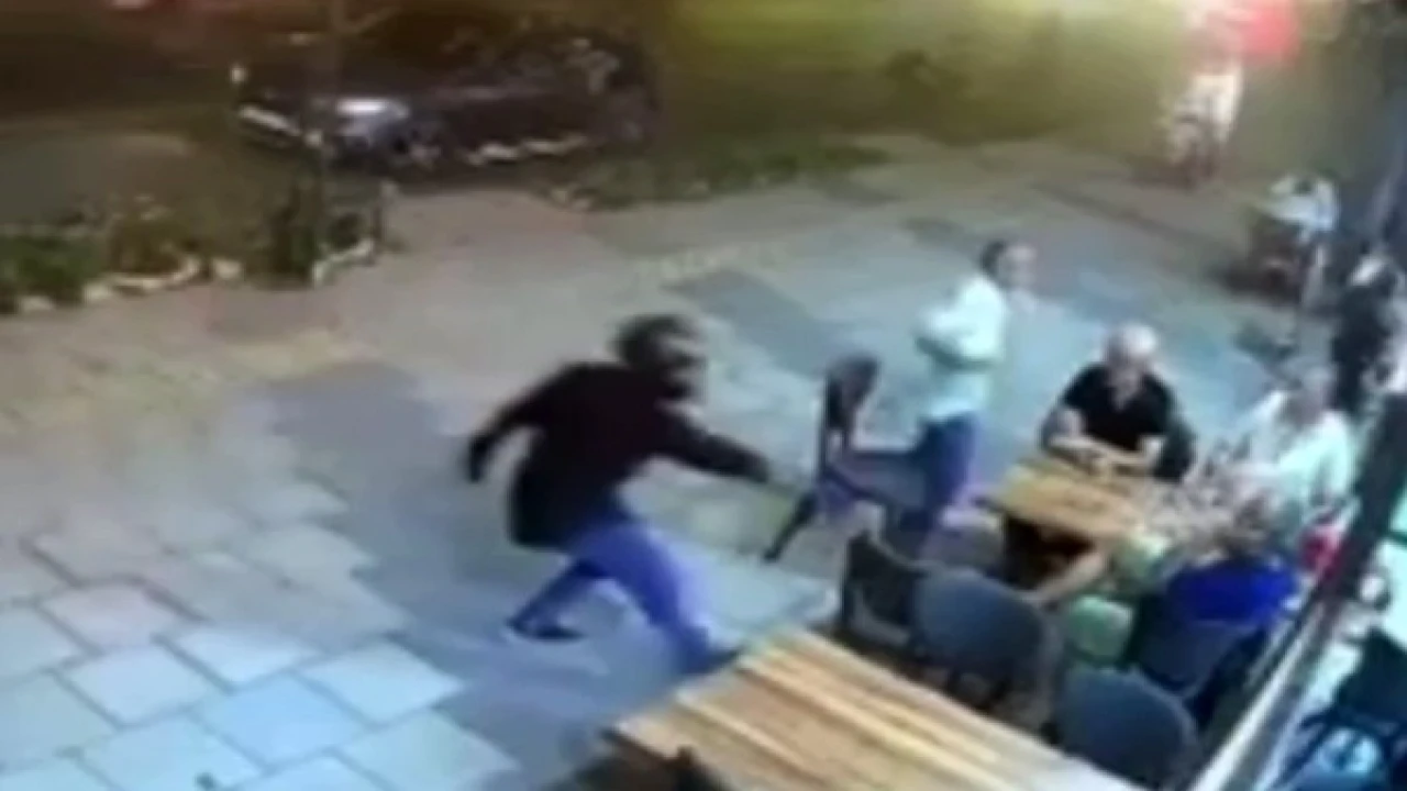 Kasklı şüpheli, tantunicide oturan şahsı vurdu