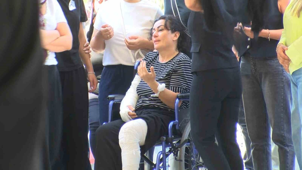 Katledilen baba ve oğlu defnedildi: Anne cenazeye tekerlekli sandalyeyle katıldı
