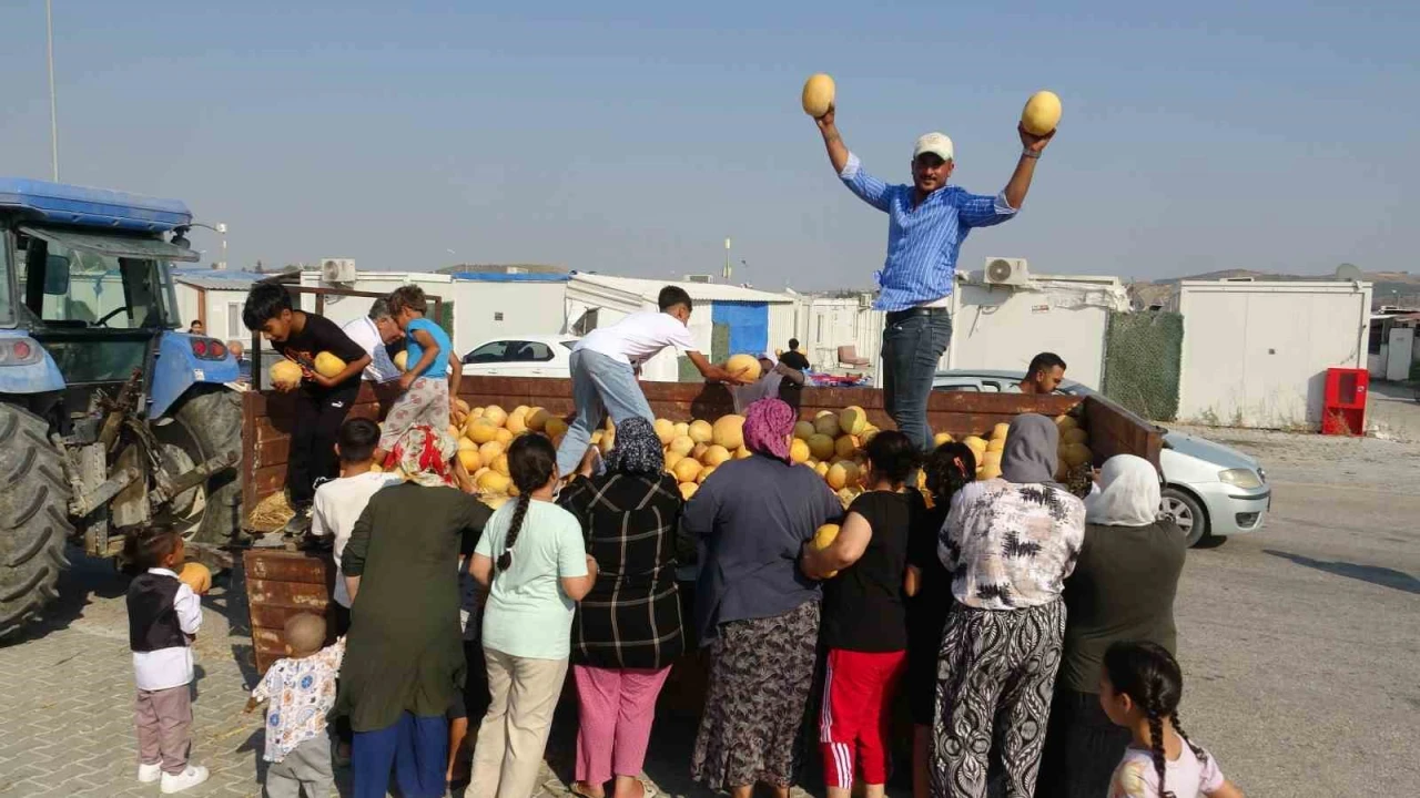 Kavunun tanesini tüccara 5 TLye satmak yerine 50 ton kavunu depremzedelere bedava dağıtıyor