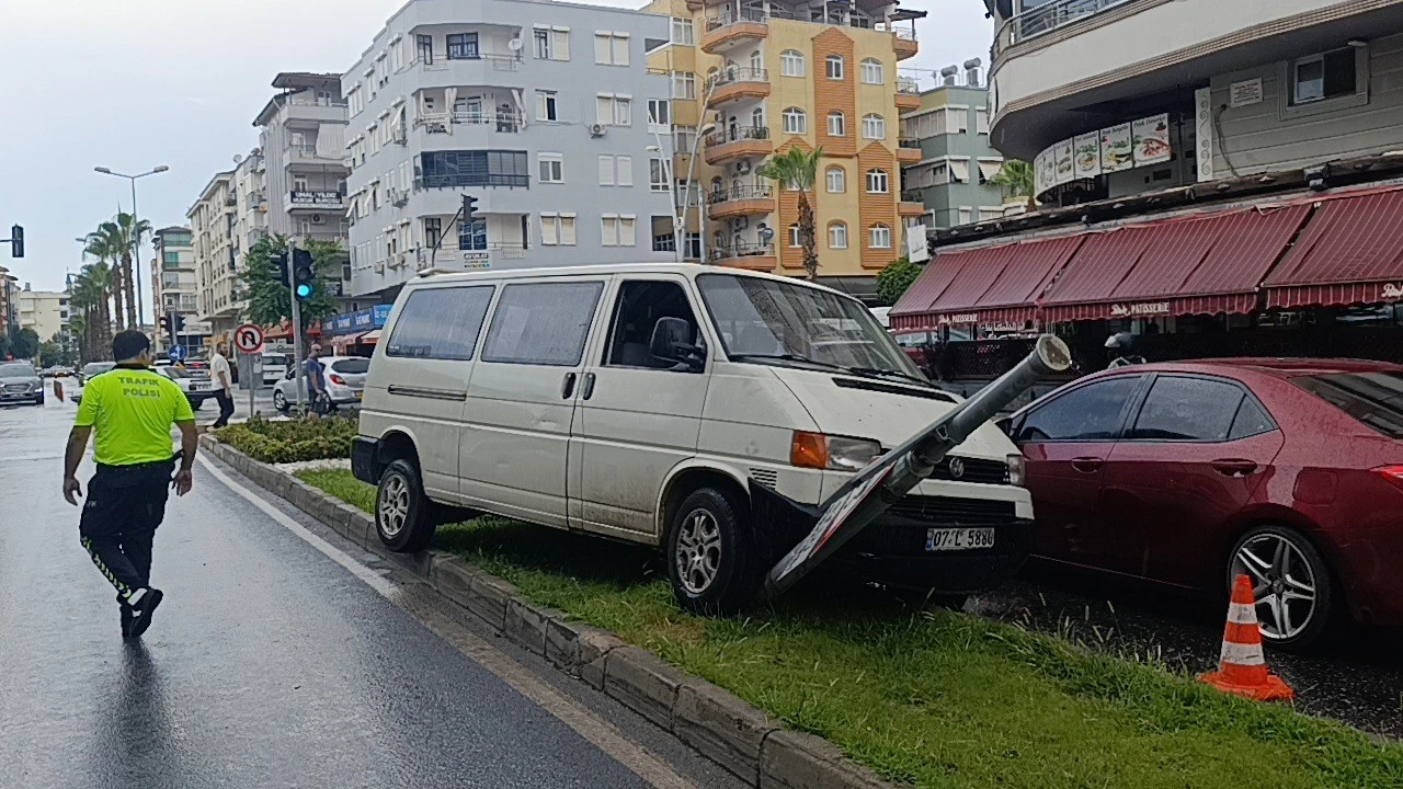 Kayan kamyonetin karşı şeride geçmesini refüjdeki tabela engelledi
