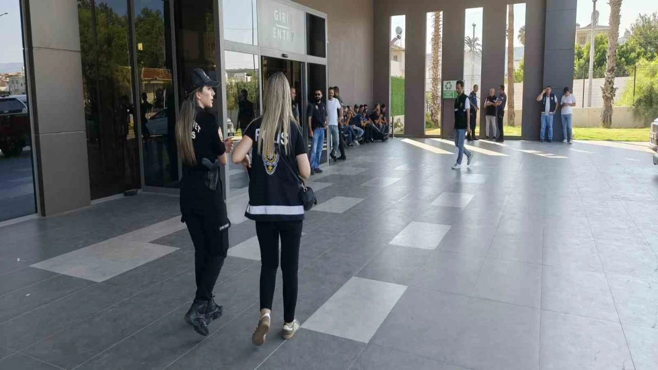 Kazazedelerin yakınlarının Taşucu Limanındaki endişeli bekleyişleri sürüyor