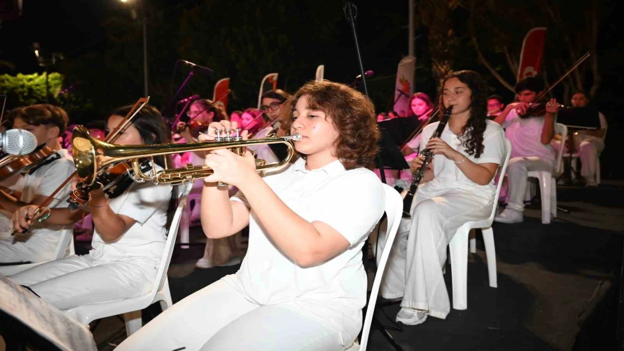 Kemer Belediyesi Cumhuriyet Orkestrası sahne aldı