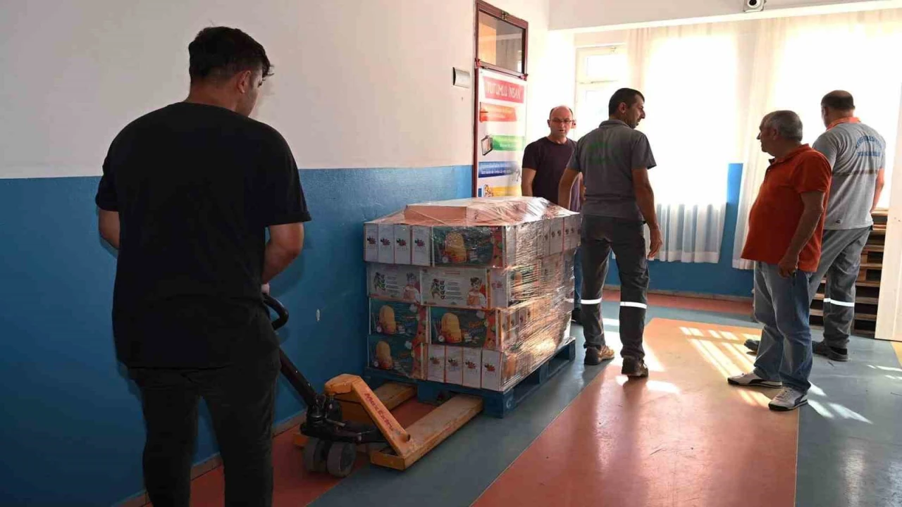 Kemerde kırtasiye malzemelerinin dağıtımı devam ediyor